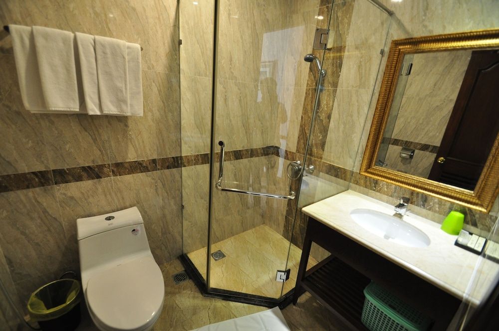 Central Hotel and Residences Deluxe Double Room 10