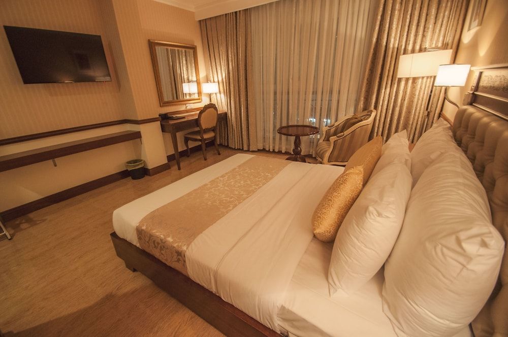 Central Hotel and Residences Deluxe Double Room 5