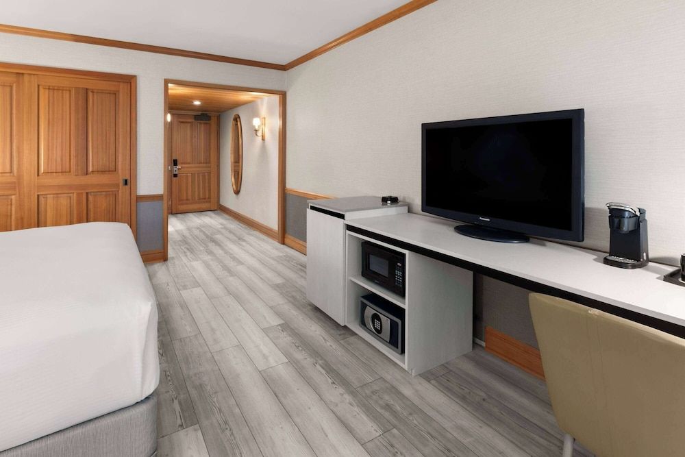 Room, 1 King Bed, Accessible, Non Smoking (Mob/Hear, Rl in Shwr, Water Vw,Patio)