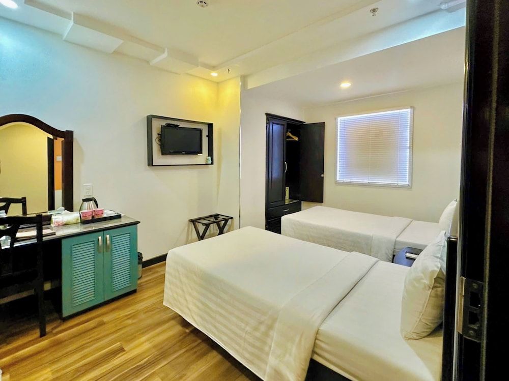 Sunrise Central Hotel Deluxe Twin Room, No Windows 3