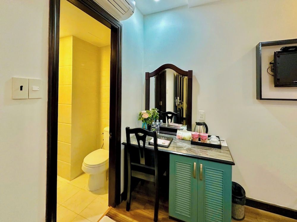 Sunrise Central Hotel Deluxe Twin Room, No Windows 4