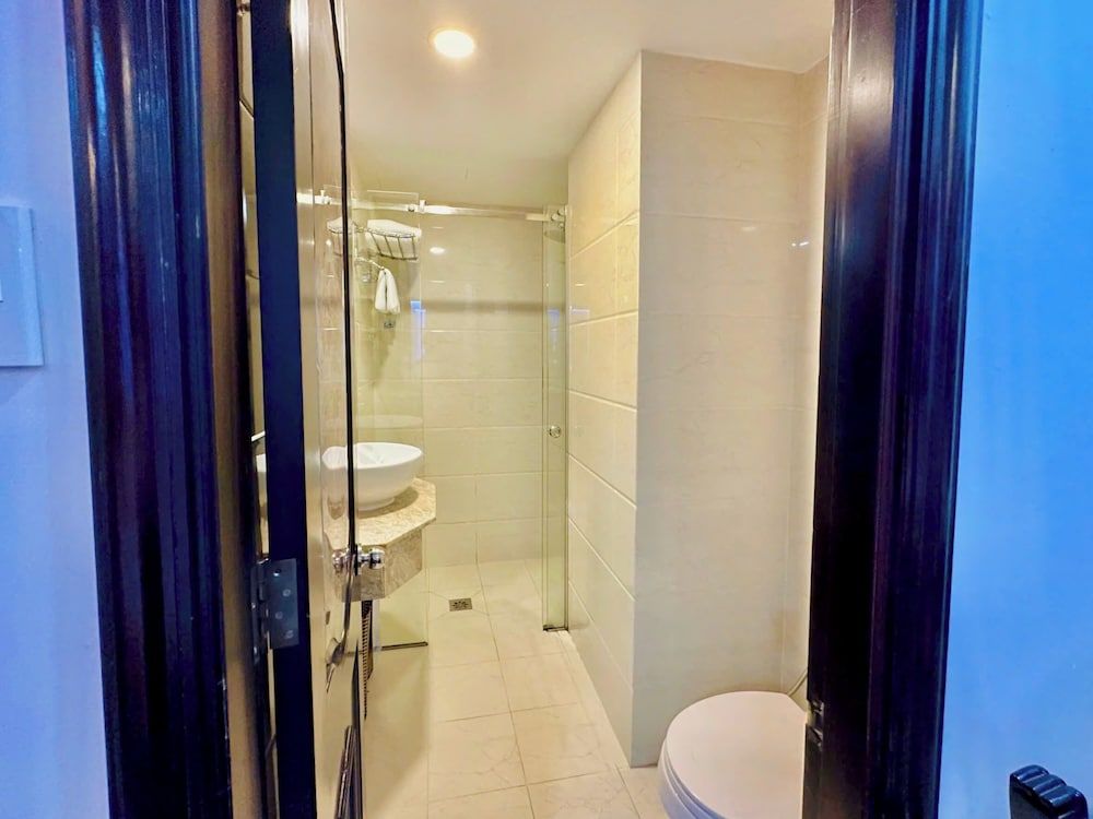 Sunrise Central Hotel Deluxe Twin Room, No Windows 2