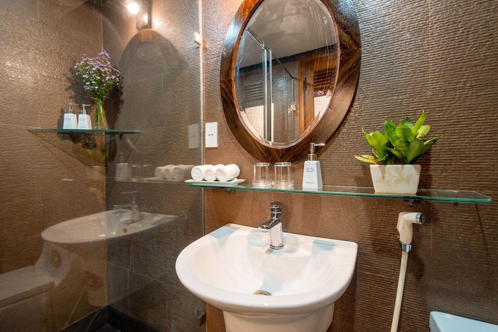 Calm House Hotel Hoi An Deluxe Double Room, Balcony, City View 5