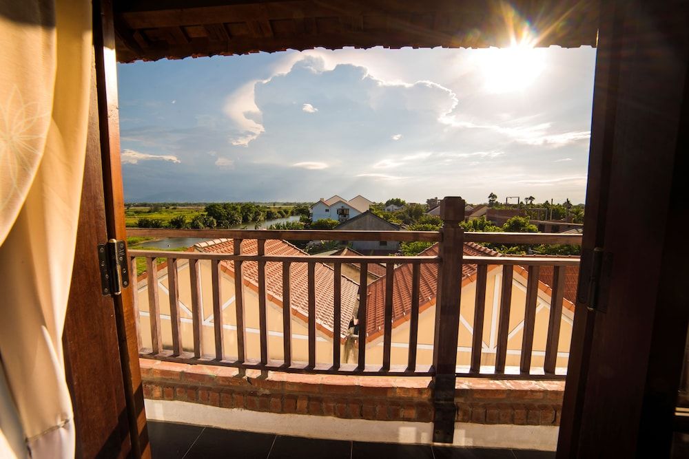 Calm House Hotel Hoi An Deluxe Double Room, Balcony, City View 4