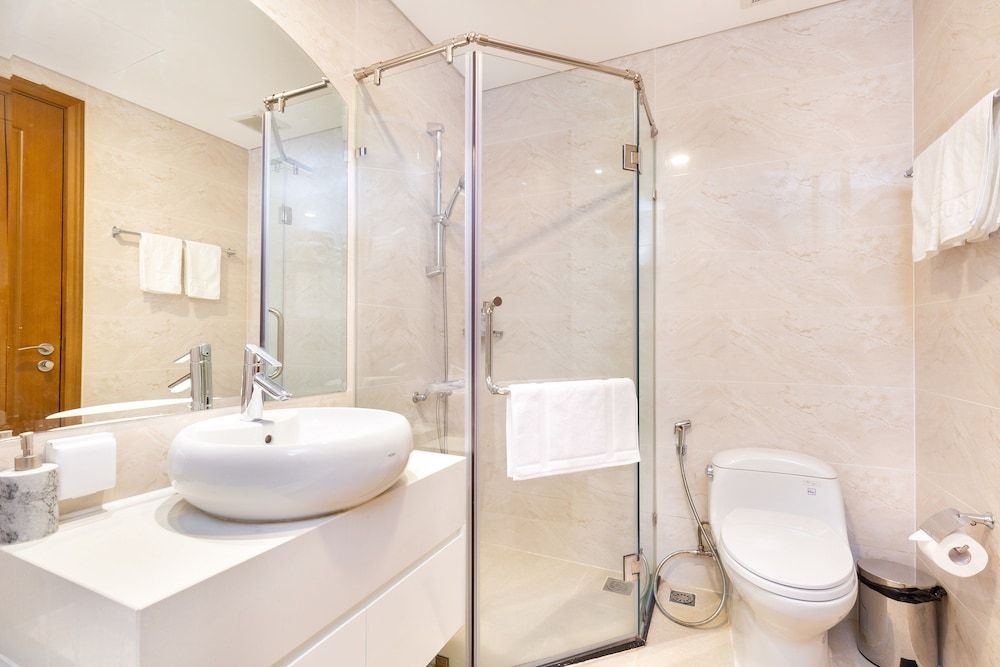 Hoasun Boutique Apartment - Vinhomes Central Park One-Bedroom Apartment with Balcony and City View 11