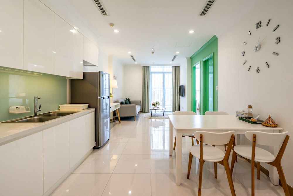 Hoasun Boutique Apartment - Vinhomes Central Park One-Bedroom Apartment with Balcony and City View 9