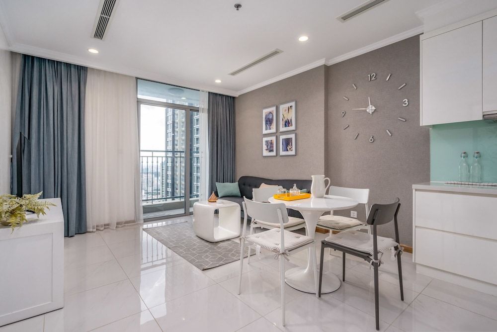 Hoasun Boutique Apartment - Vinhomes Central Park One-Bedroom Apartment with Balcony and City View 14