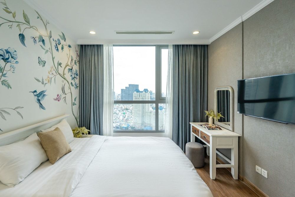 Hoasun Boutique Apartment - Vinhomes Central Park One-Bedroom Apartment with Balcony and City View 21