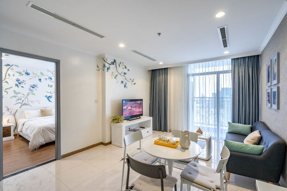 Hoasun Boutique Apartment - Vinhomes Central Park One-Bedroom Apartment with Balcony and City View 17