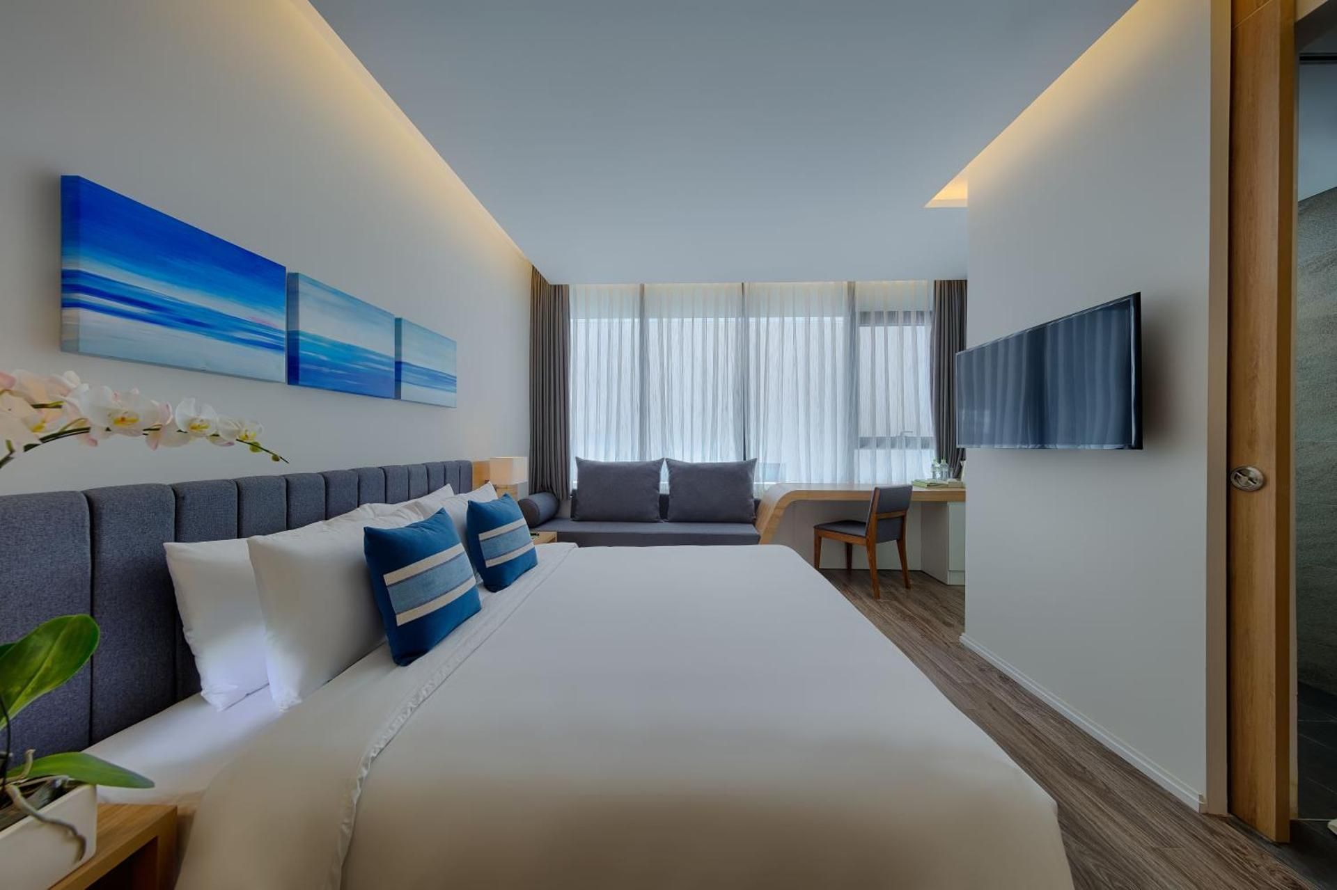 Deluxe Double or Twin Room with Partial Sea View