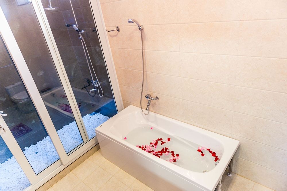 Deep Soaking Bathtub