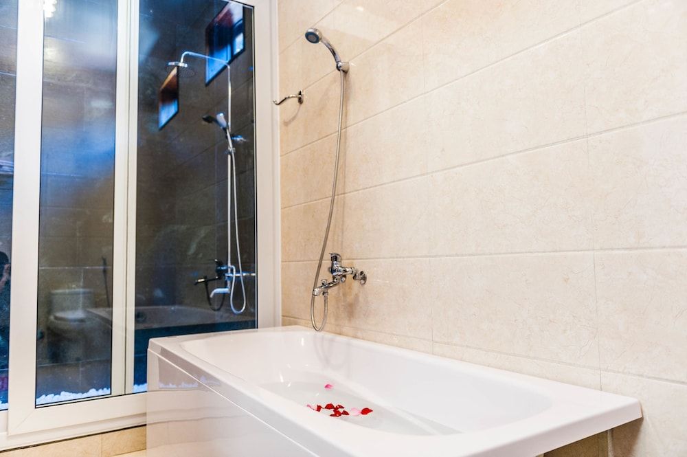 Deep Soaking Bathtub