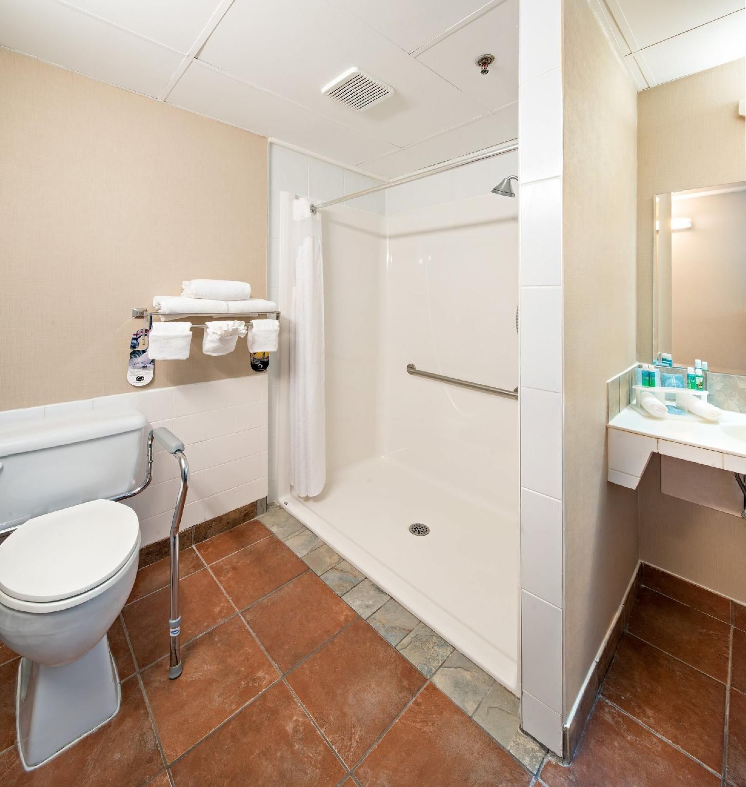 2 Queen Beds Standard Mobility Accessible Bathtub