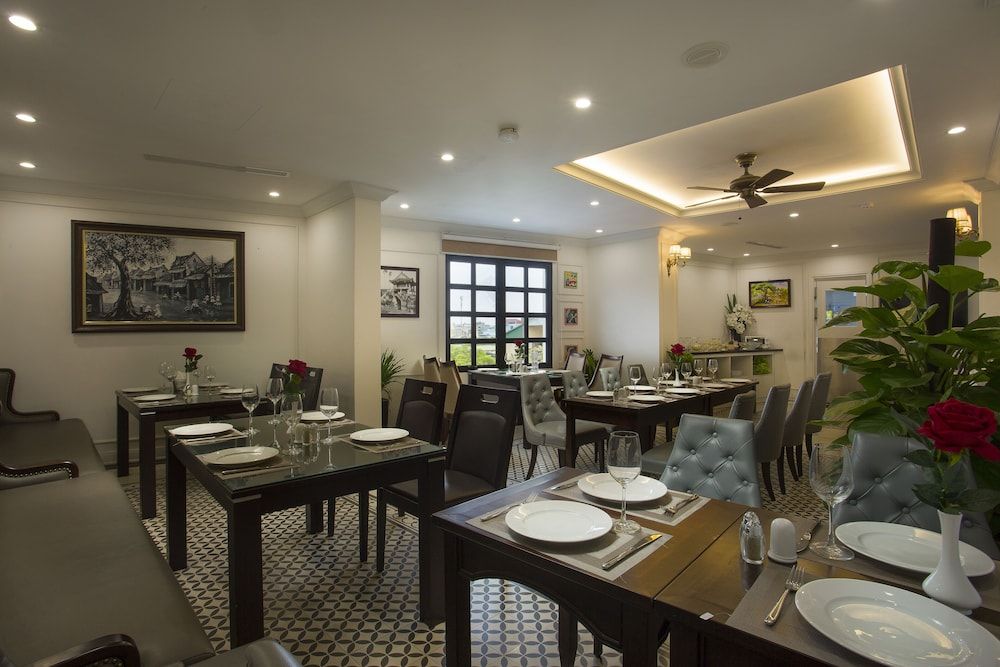 undefined Hotel du Monde 5