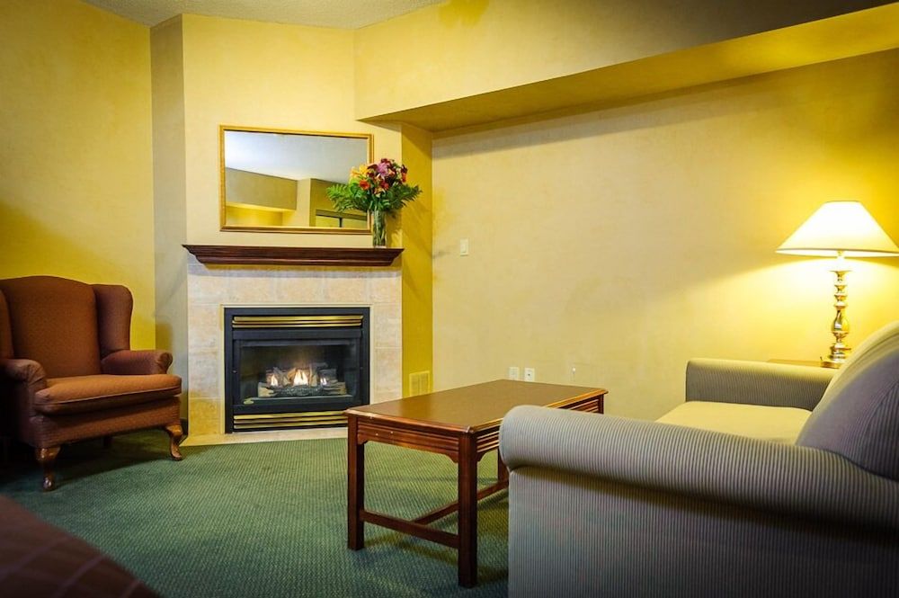 Peterborough Inn & Suites Hotel Deluxe Room 5