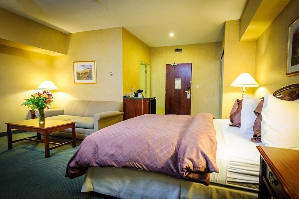 Peterborough Inn & Suites Hotel Deluxe Room 3