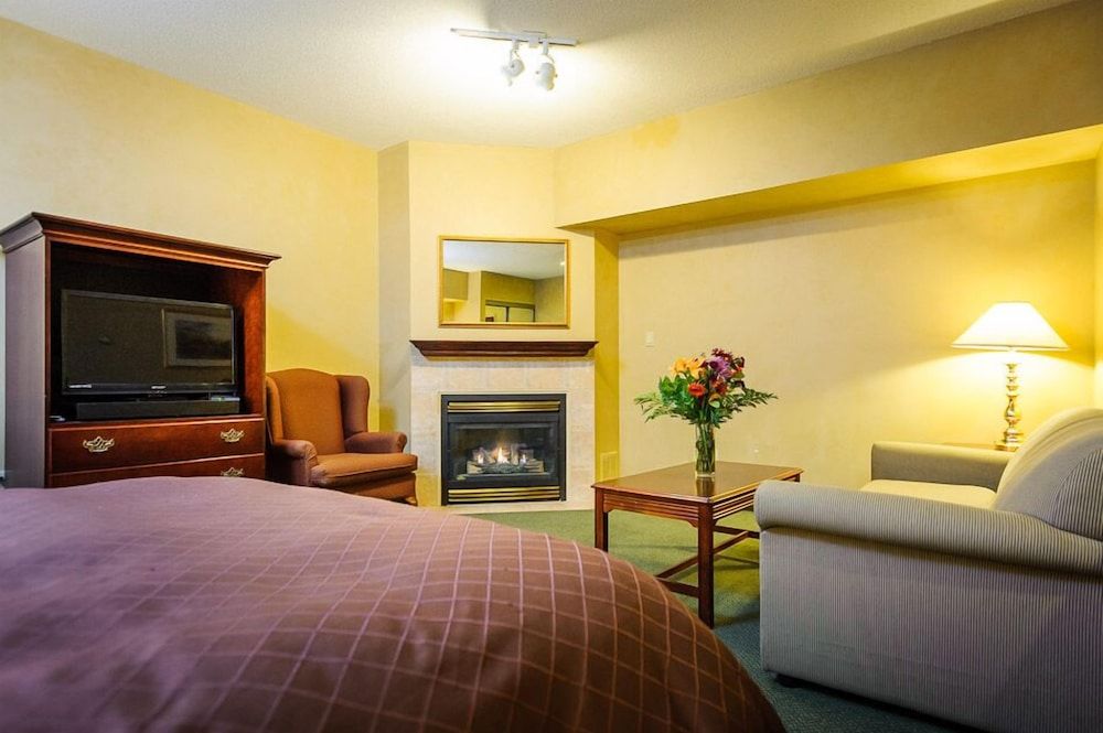 Peterborough Inn & Suites Hotel Deluxe Room 4