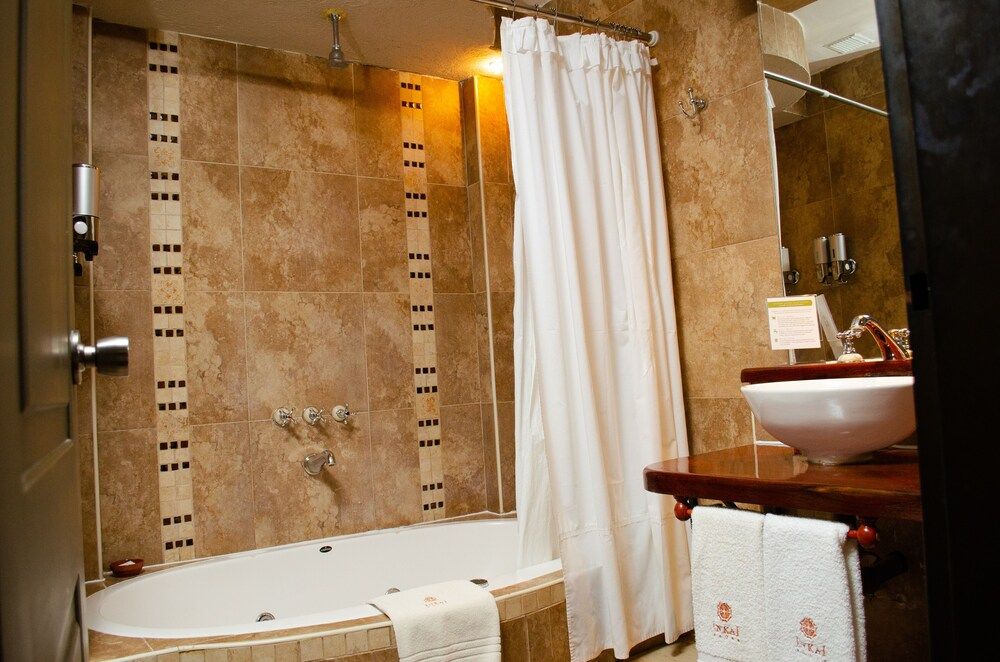 Hotel Inkai Premium Triple Room 8