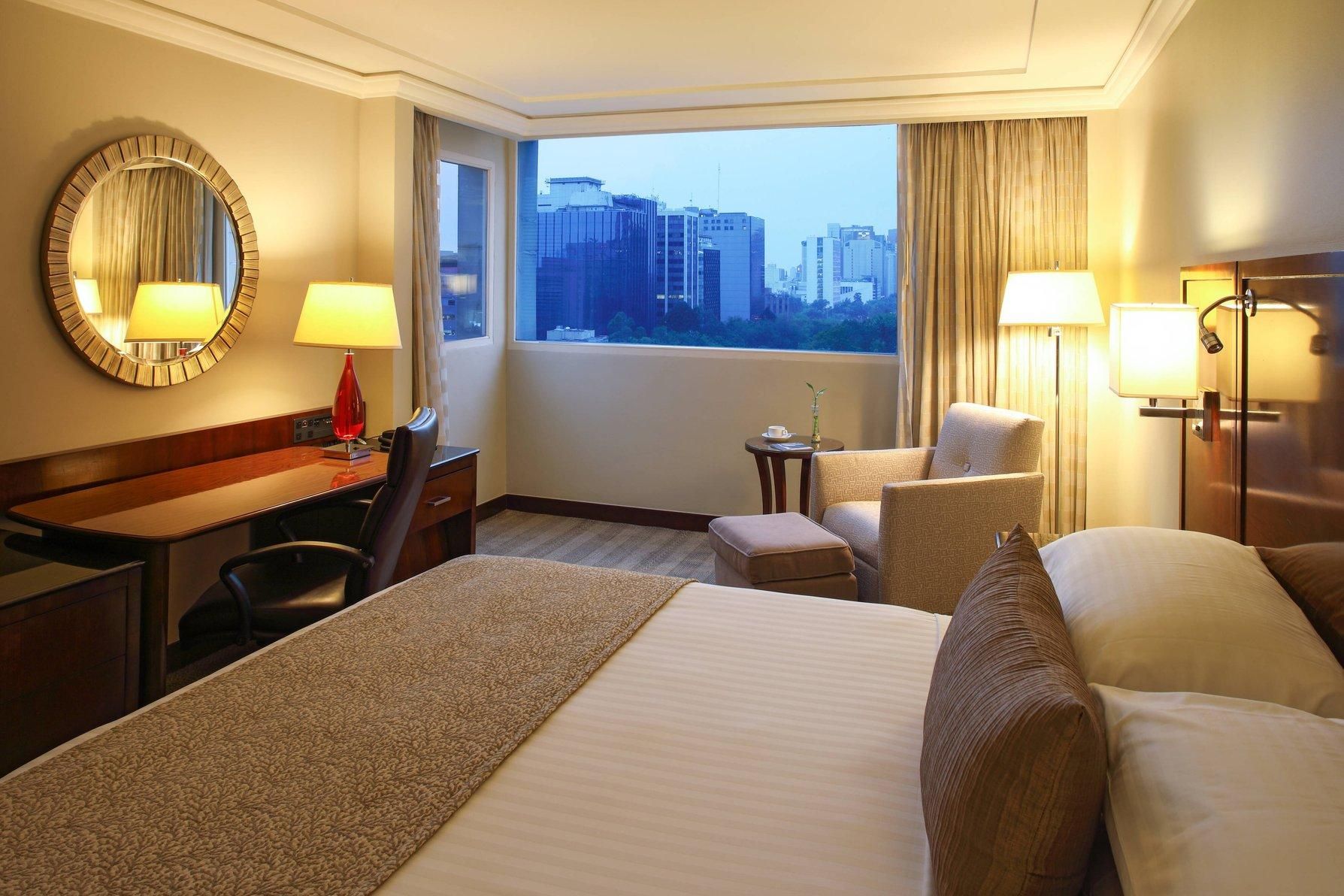 Executive lounge access, Guest room, 1 King, No view, Corner room