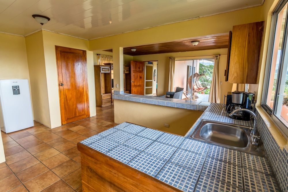 Nepenthe B&B Suite, Kitchenette 5