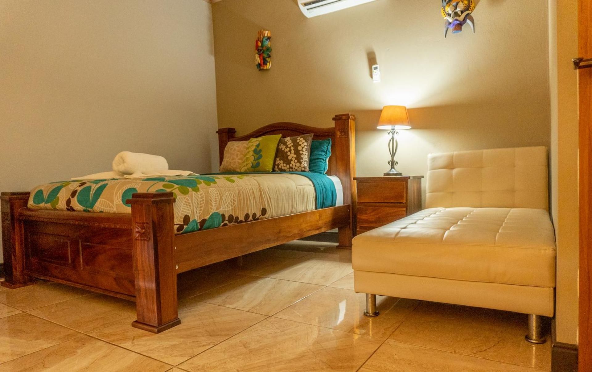 Budget Double Room NO VIEW - Private Bathroom 