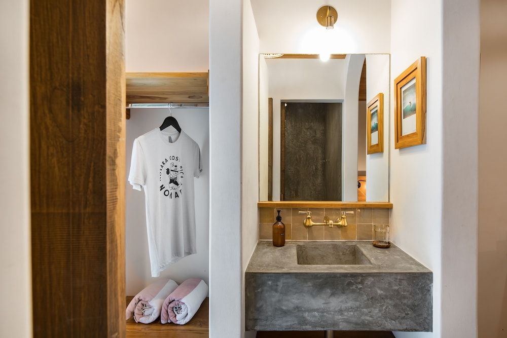 The Nomadic Hotel Basic Room, 2 Queen Beds 5