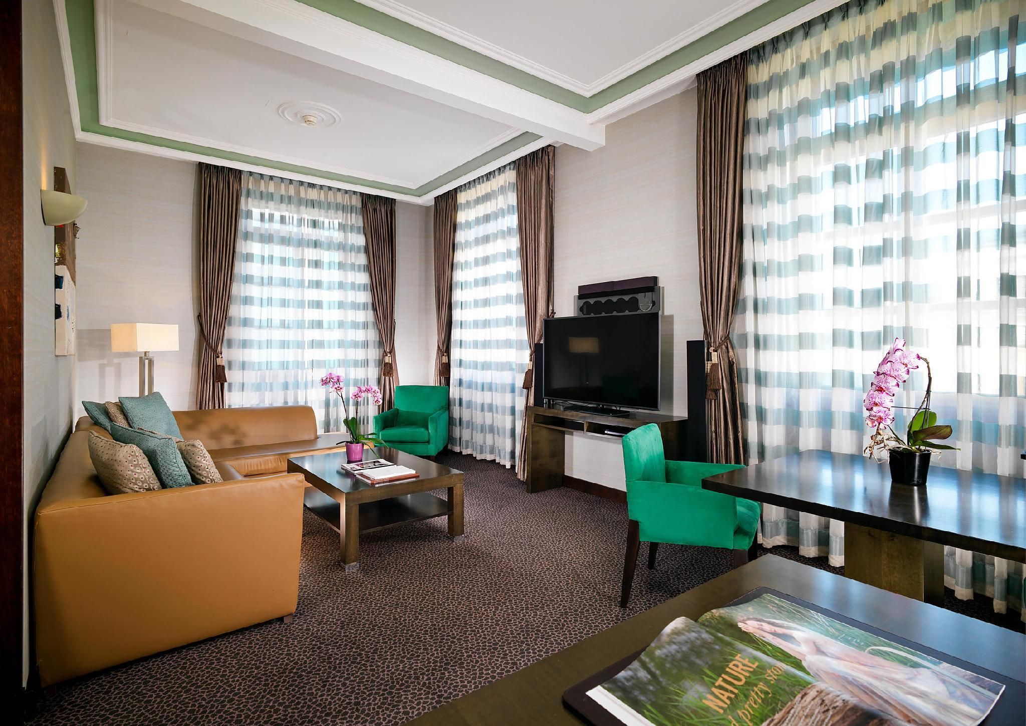 Deluxe Corner Suite