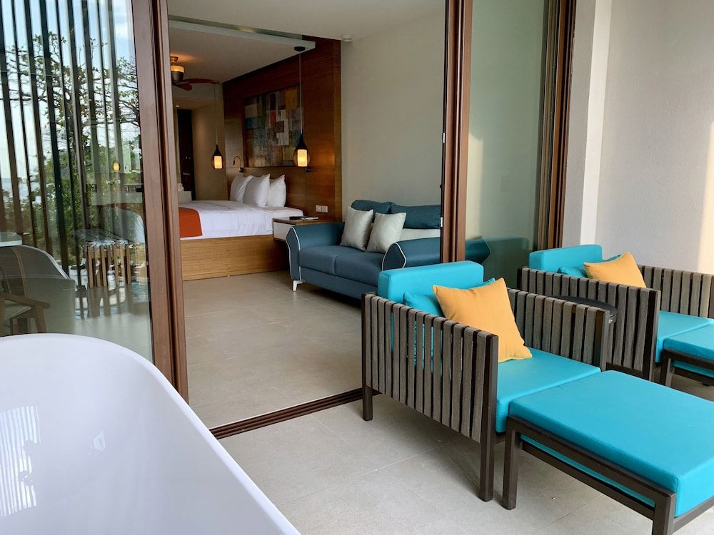 Junior Suite Ocean Front Swim up Double Queen Bed