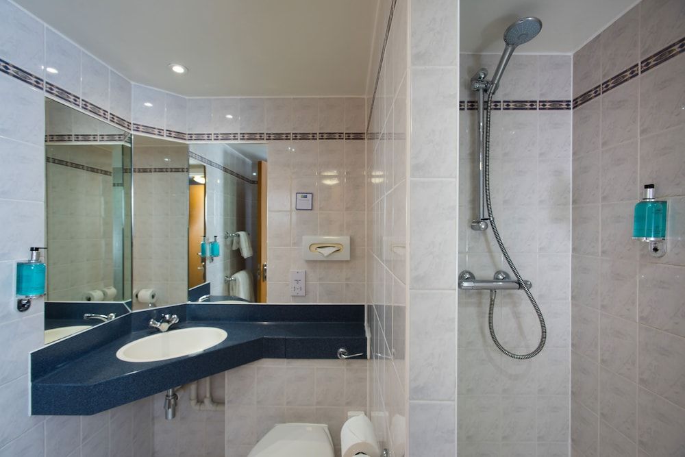 Holiday Inn Express Bristol City Centre by IHG Standard Room (with Free Hot Breakfast) 2