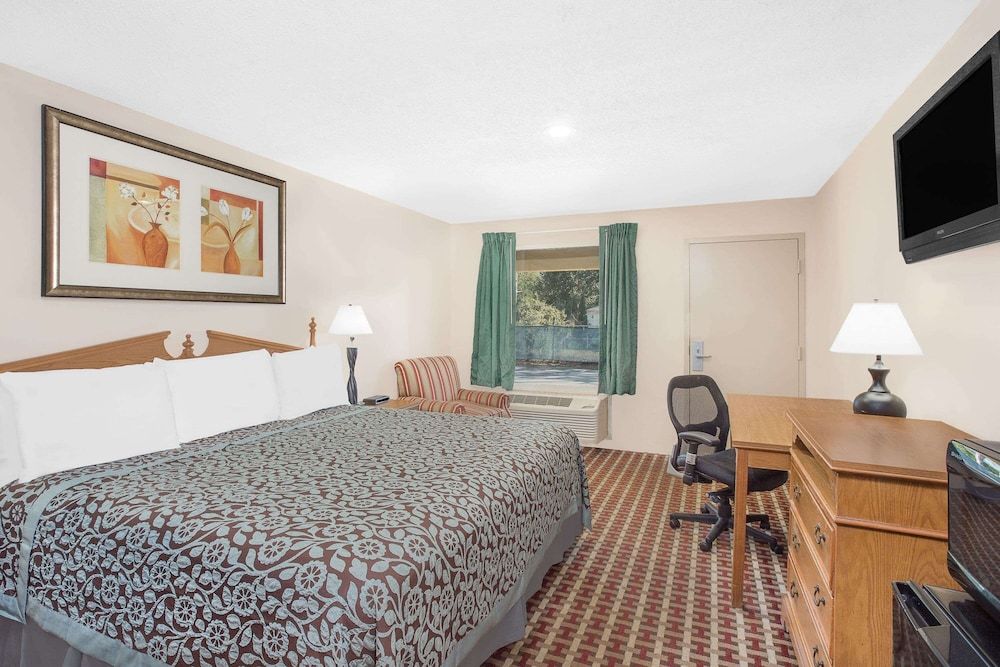 Room, 1 King Bed, Smoking