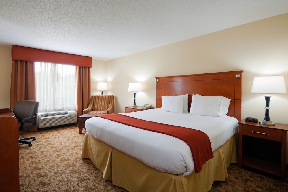 Standard Room, 1 King Bed, Accessible (Mobility Roll-In Shower)