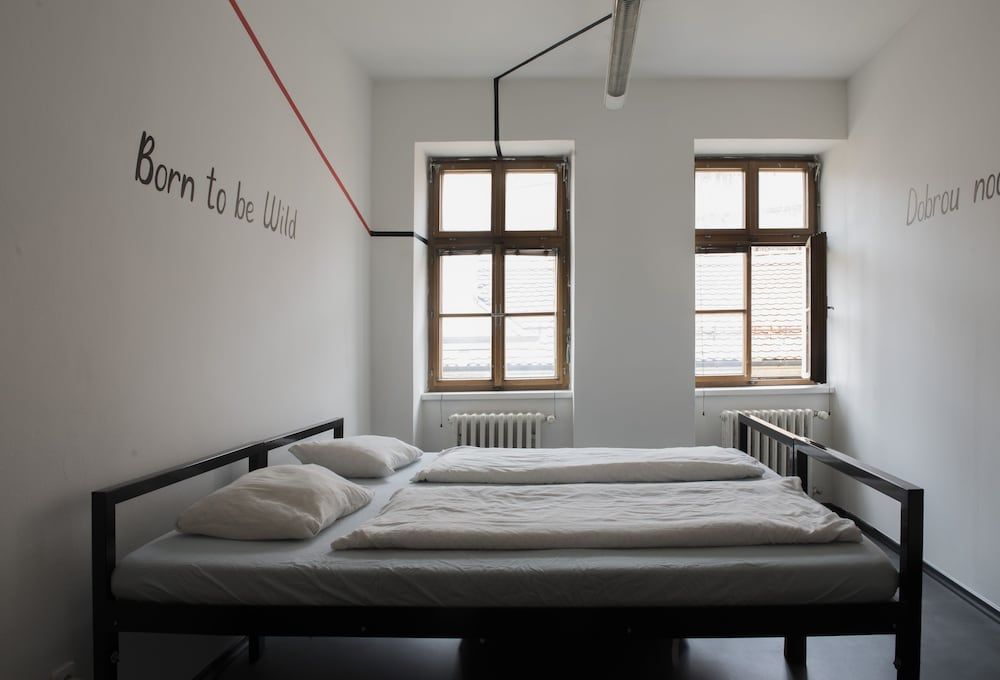 Hostel Eleven Basic Double or Twin Room, Shared Bathroom 4