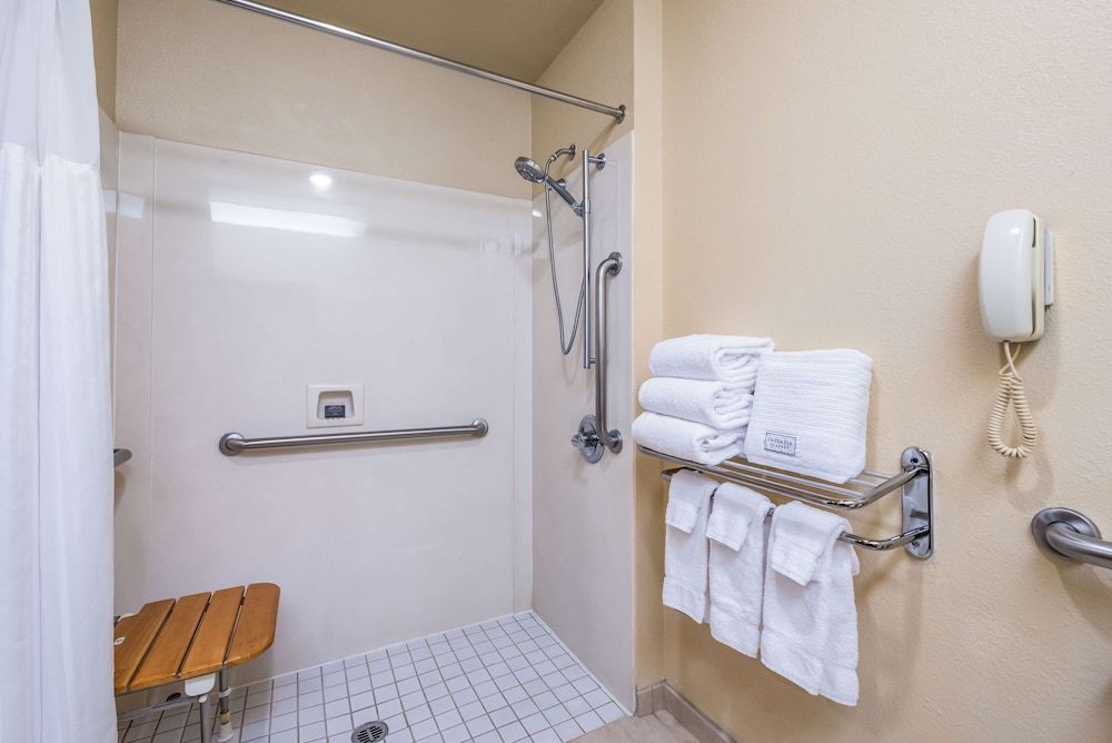 Room, 2 Queen Beds, Accessible (Roll in Shower)