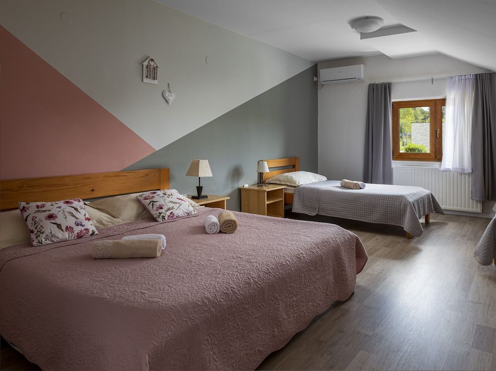 Economy Quadruple Room (Villa Domagoj)