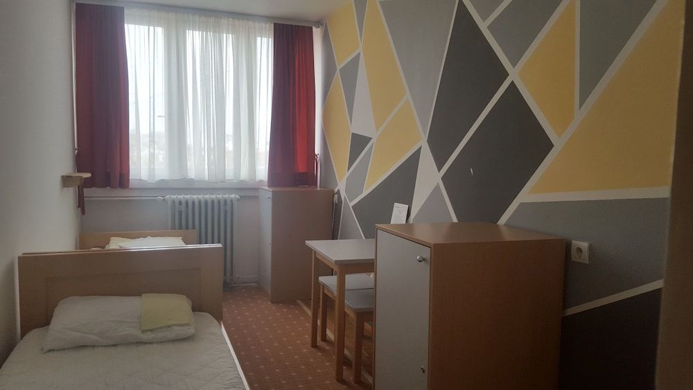 HI Hostel Zagreb Twin Room, 2 Twin Beds, Shared Bathroom 4
