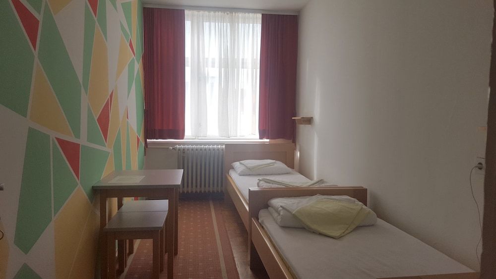 HI Hostel Zagreb Twin Room, 2 Twin Beds, Shared Bathroom 2