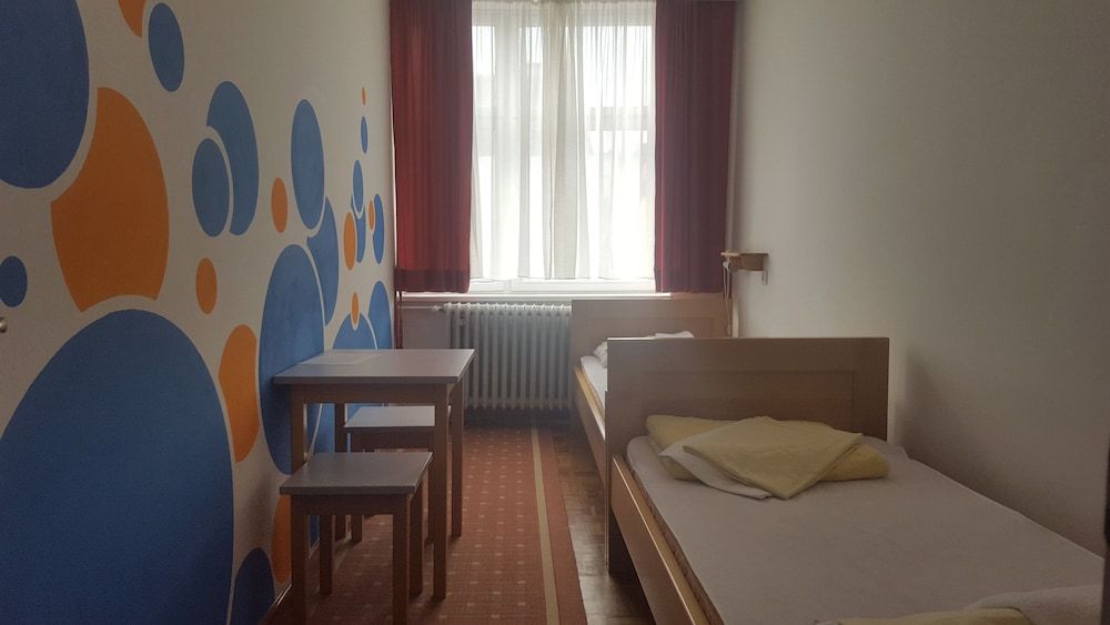 HI Hostel Zagreb Twin Room, 2 Twin Beds, Shared Bathroom 3