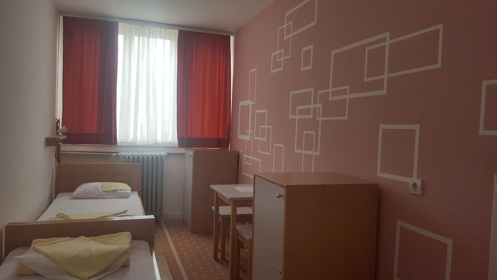 HI Hostel Zagreb Twin Room, 2 Twin Beds, Shared Bathroom 6