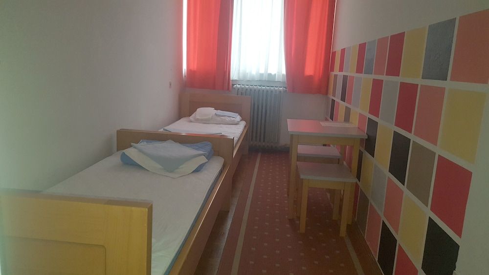 HI Hostel Zagreb Twin Room, 2 Twin Beds, Shared Bathroom 5