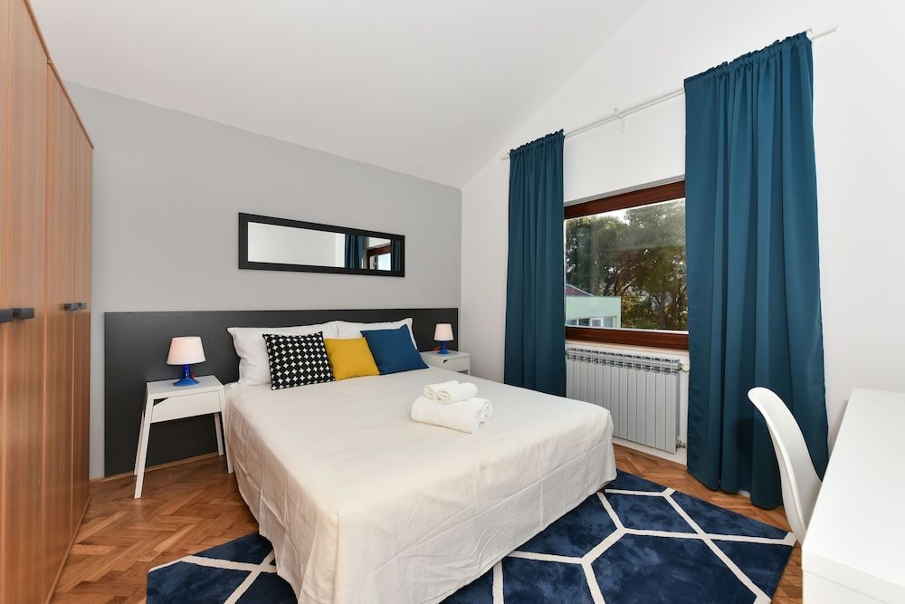 Two Bedroom Apartment, Balcony, Pool view (A7)