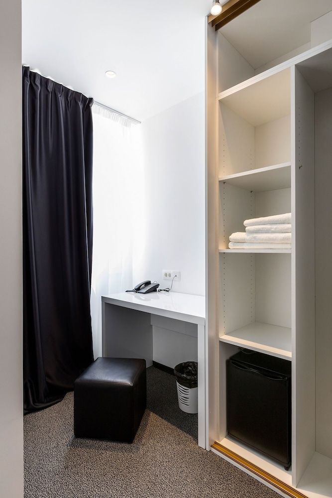 B Gold Luxury Rooms Deluxe King Room 9