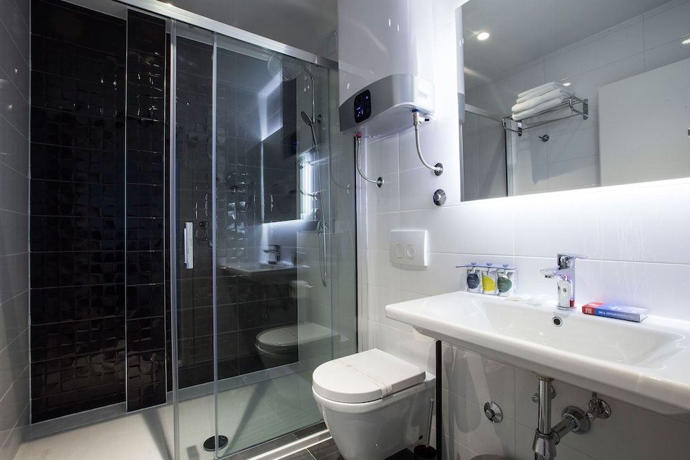 B Gold Luxury Rooms Deluxe King Room 8