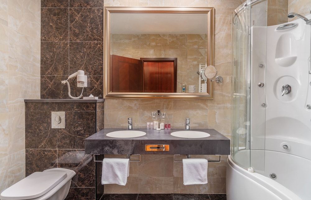 Hotel President Solin Deluxe Double or Twin Room with Balcony and extra bed. 5