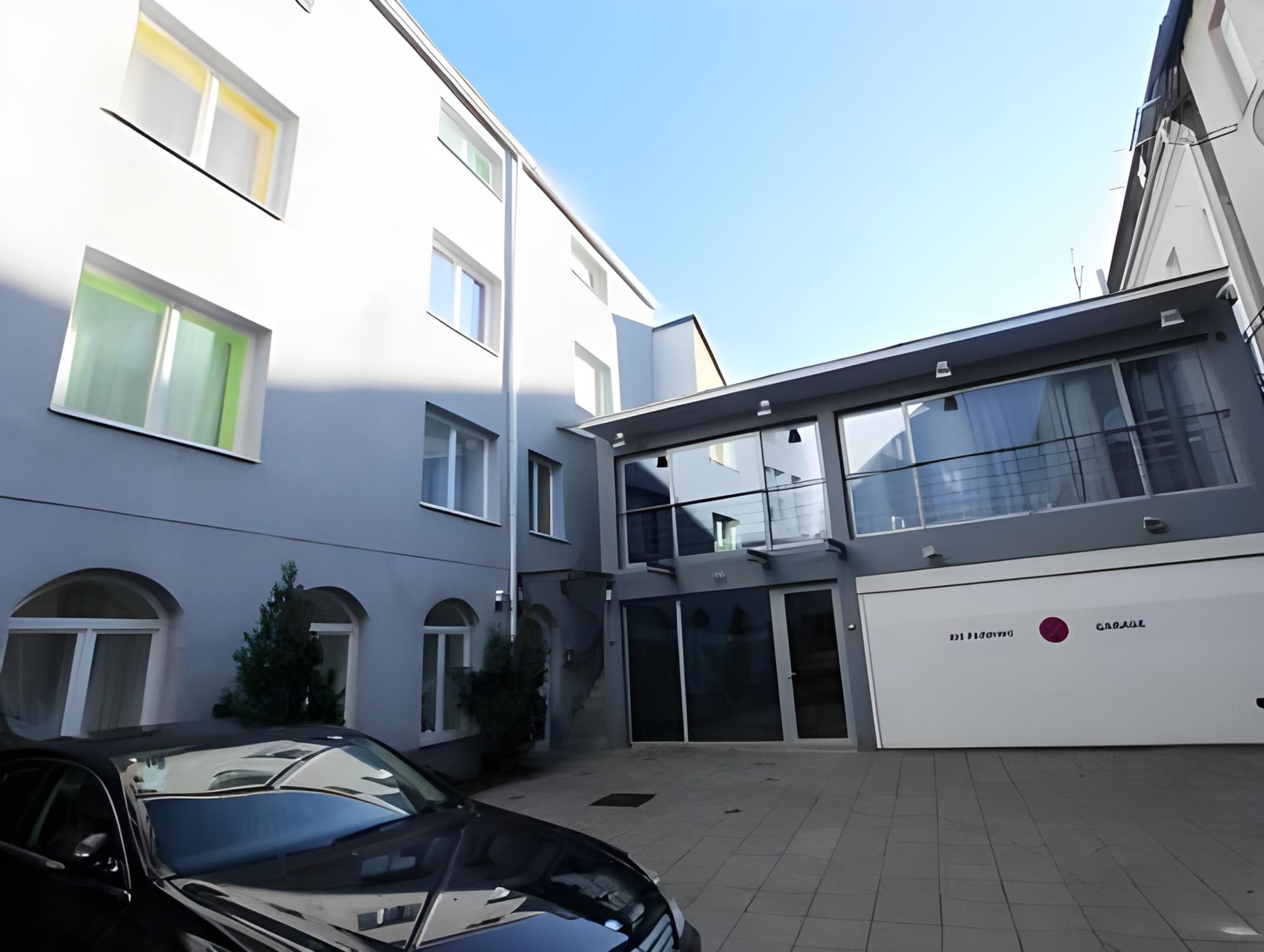 Whole Wide World Hostel & Bar