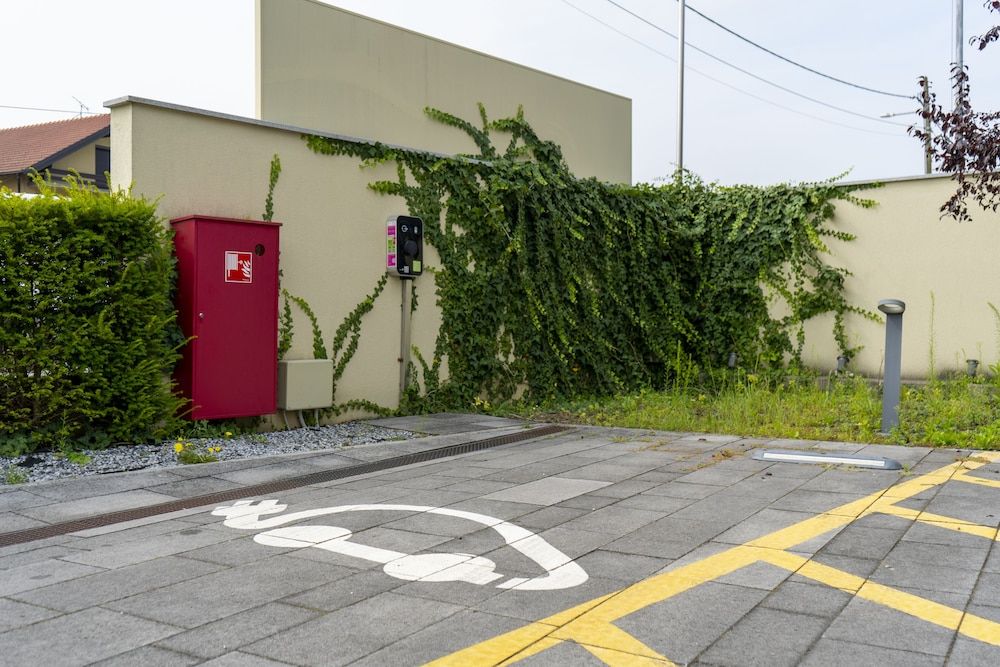 Electric vehicle charging station
