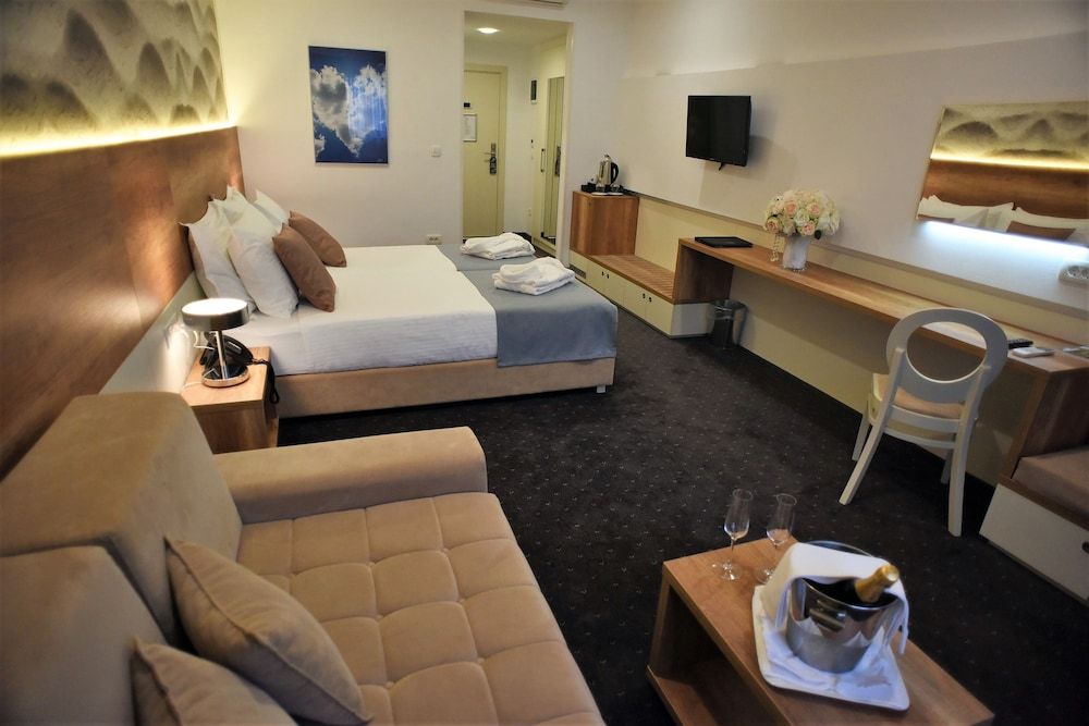 Santiny Hotel & Restaurant Deluxe Twin Room 3