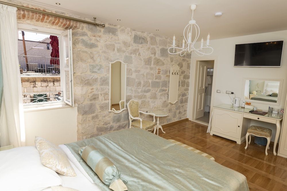 Gothic Palace Heritage Superior Room, 1 King Bed 5