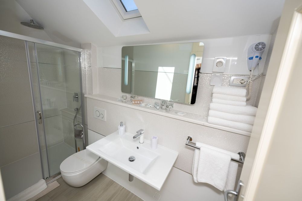 Gothic Palace Heritage Family Double Room 7