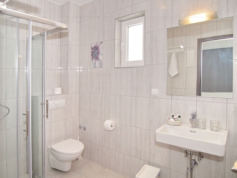 undefined Icy-House 9