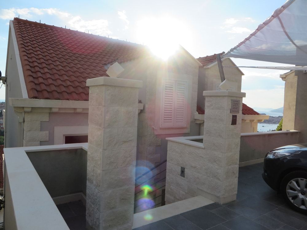 undefined Icy-House 4